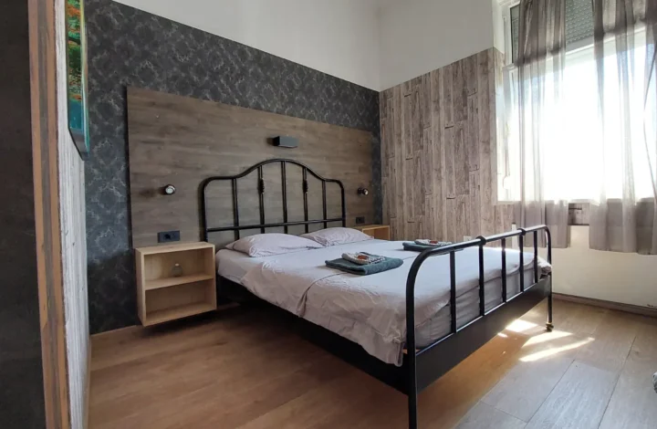 Green – Studio Apartment